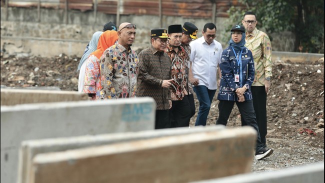 Pengerukan sedimentasi Kali Mampang di Jakarta Selatan