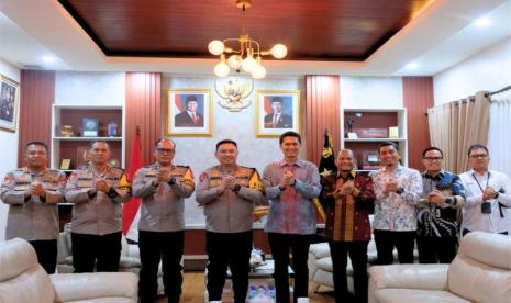 Petugas PLN dan aparat kepolisian dalam pengamanan proyek ketenagalistrikan di Sulawesi Selatan
