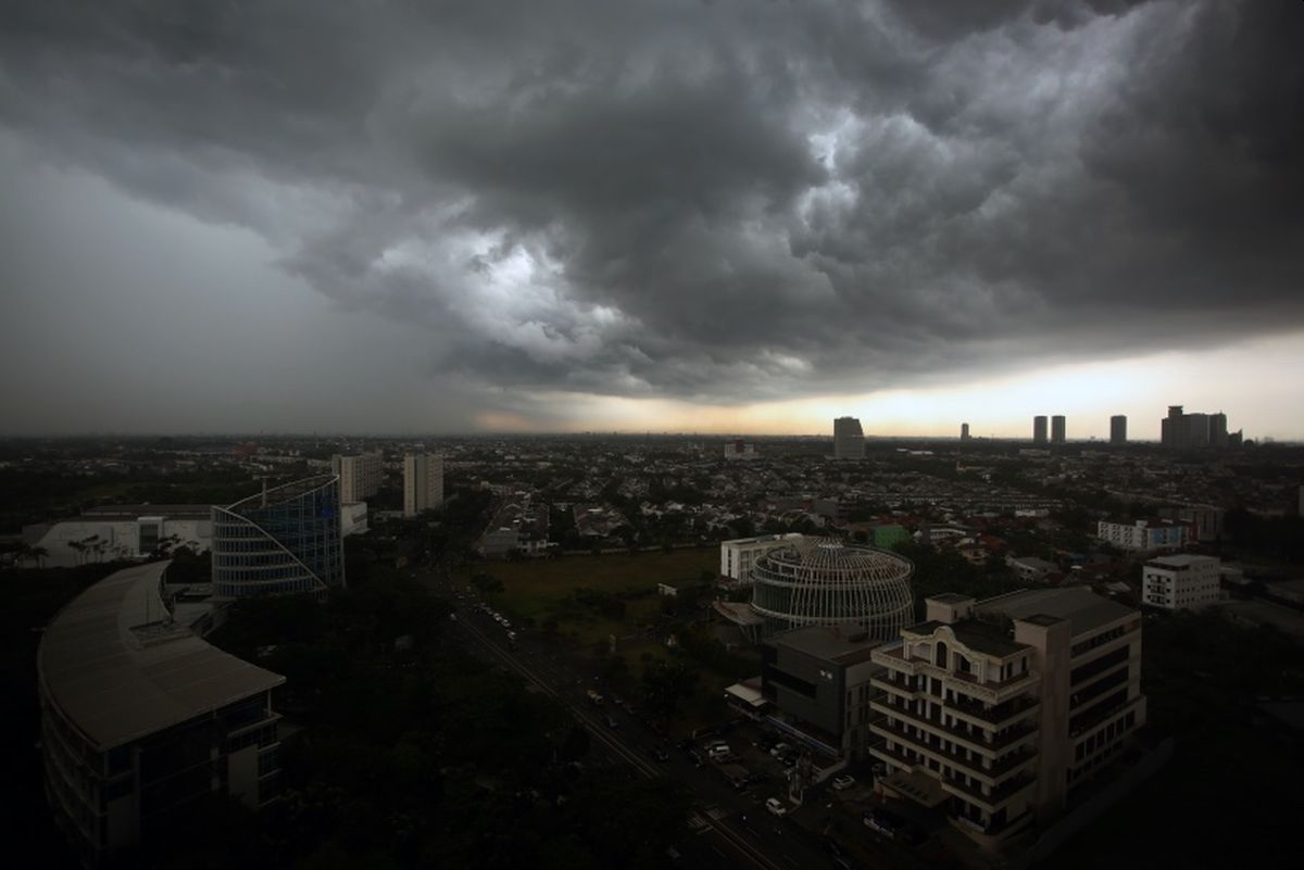 Langit mendung di atas kota