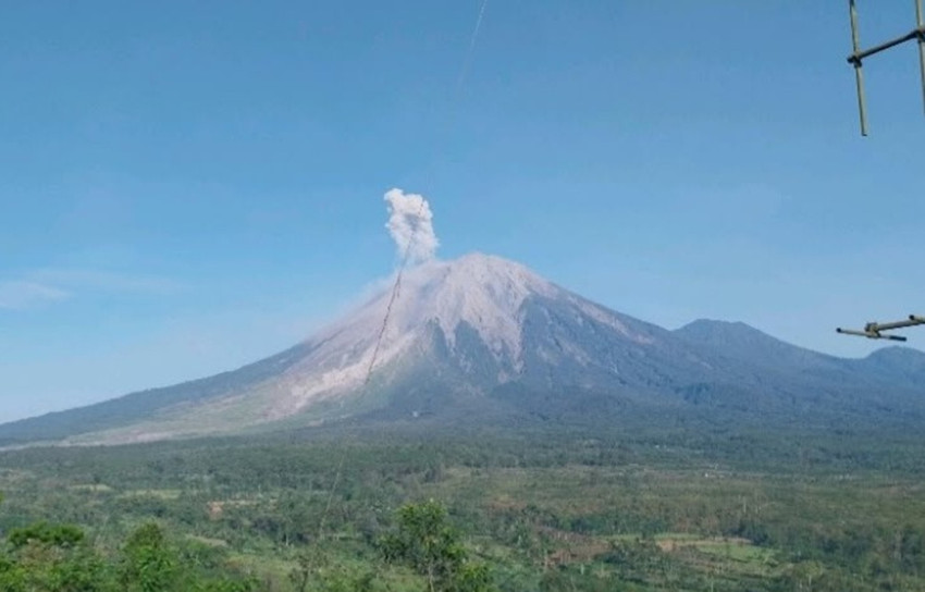 Gunung Semeru Erupsi Lima Kali Sejak Dini Hari, Status Tetap Siaga Level III