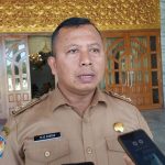 Truk angkutan barang melintas di jalan nasional