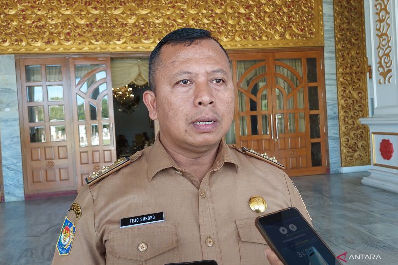 Truk angkutan barang melintas di jalan nasional