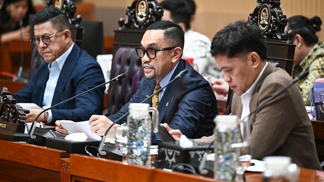 Ahmad Sahroni memimpin rapat dengar pendapat Komisi III DPR di ruang sidang