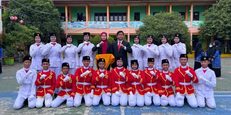 Pasukan pengibar bendera MTsN 1 Banda Aceh saat upacara Hari Sumpah Pemuda