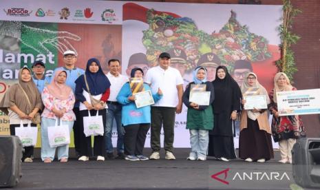 Bupati Bogor Serahkan Bantuan Sarana Pertanian dan Penghargaan pada Puncak Hari Pangan Sedunia