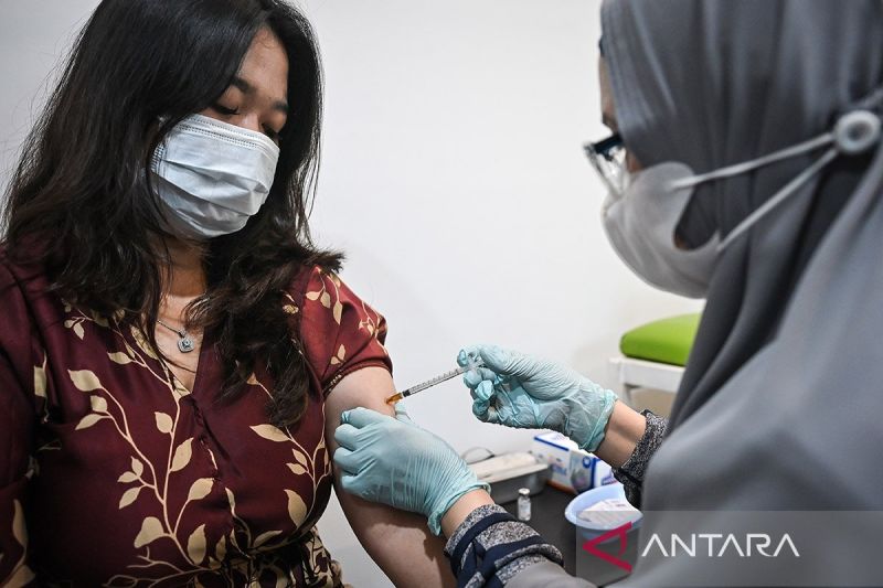 Tenaga kesehatan memberikan vaksinasi kepada seorang warga
