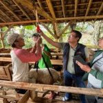 Tim peneliti memeriksa perangkat pertanian di kawasan Garut