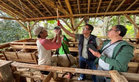 Tim peneliti memeriksa perangkat pertanian di kawasan Garut