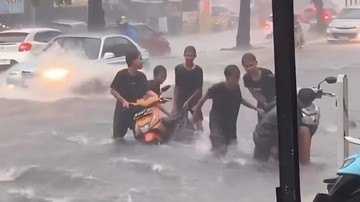 Banjir di Jalan Mayor Oking Cibinong, Sejumlah Motor Mogok Terendam