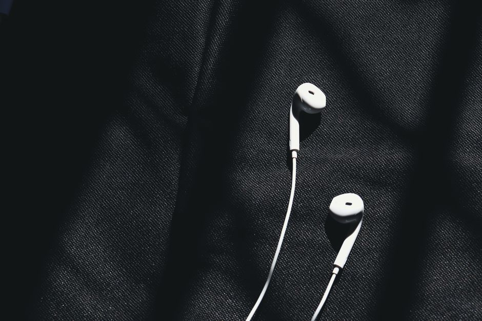 Tips Menjaga Telinga Saat Pakai Earphone