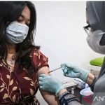 Tenaga kesehatan menyuntikkan vaksin ke lengan pasien