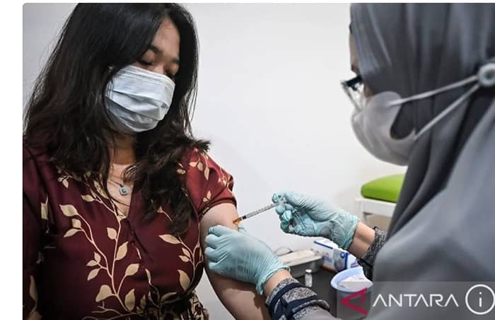 Tenaga kesehatan menyuntikkan vaksin ke lengan pasien