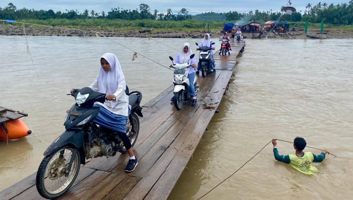 Jembatan Kayu Darurat Masih Jadi Satu-satunya Akses Empat Gampong di Sawang Aceh Utara