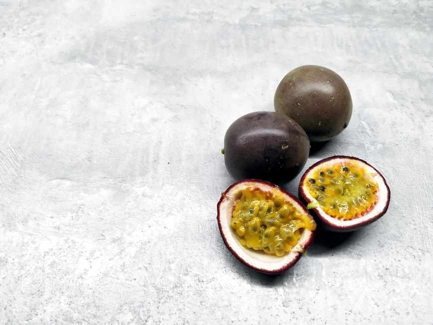 Buah markisa segar yang dibelah