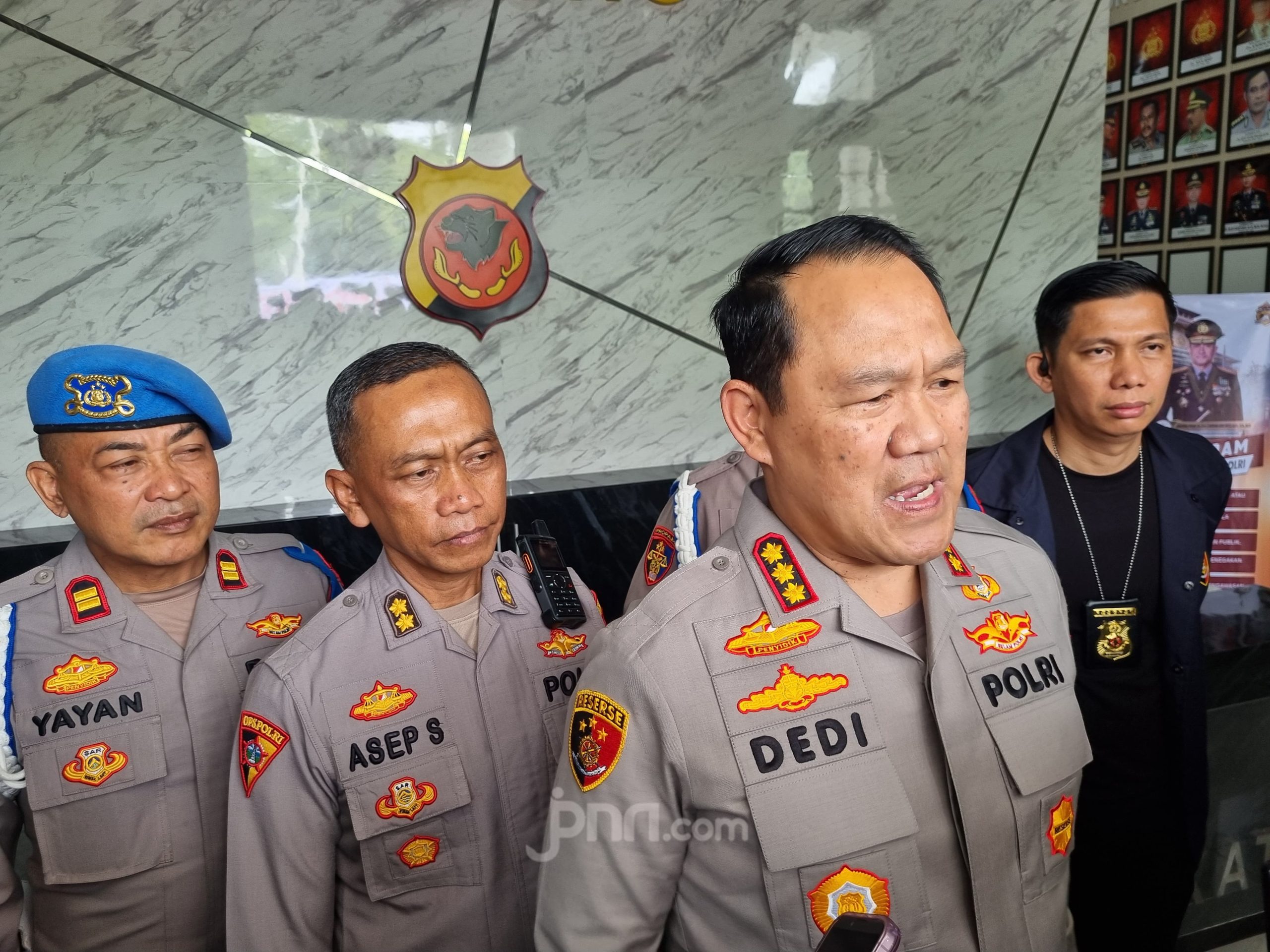 Kapolrestabes Bandung saat memberikan keterangan kepada wartawan