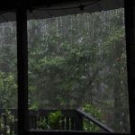 Hujan lebat turun di luar beranda rumah