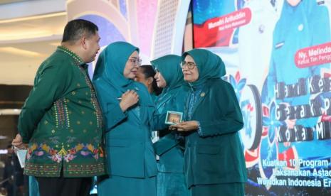 Tujuh Kader PKK Makassar Terima Penghargaan Adibakti atas Pengabdian 14-28 Tahun