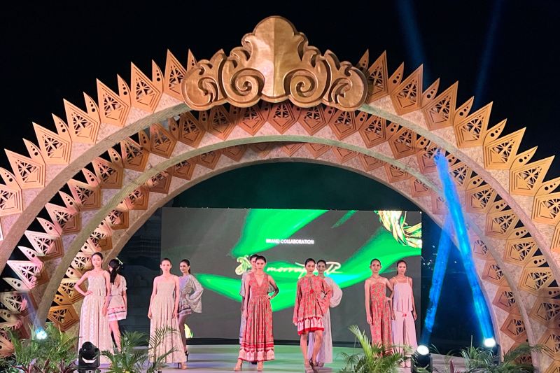 Perajin lokal memamerkan karya fesyen berbahan ramah lingkungan