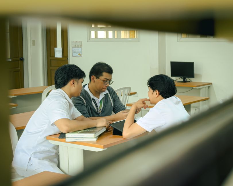 Sejumlah orang berdiskusi bersama dalam sebuah pertemuan