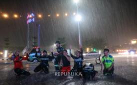 Para pejuang karhutla menyambut hujan di Palangka Raya