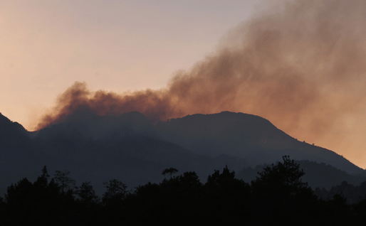 Kepulan asap karhutla Gunung Lawu terpantau dari Segoro Gunung, Karanganyar, Jawa Tengah, Selasa (20/10/2026)