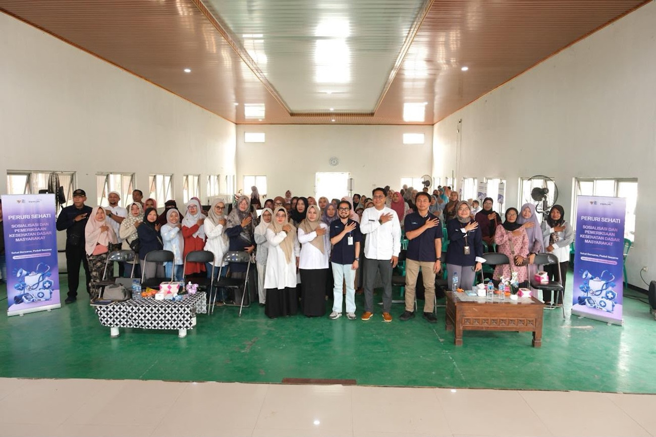 Tenaga kesehatan memeriksa warga dalam kegiatan pemeriksaan kesehatan gratis