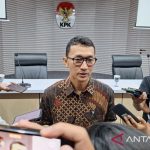 Juru bicara KPK Budi Prasetyo memberikan keterangan kepada wartawan