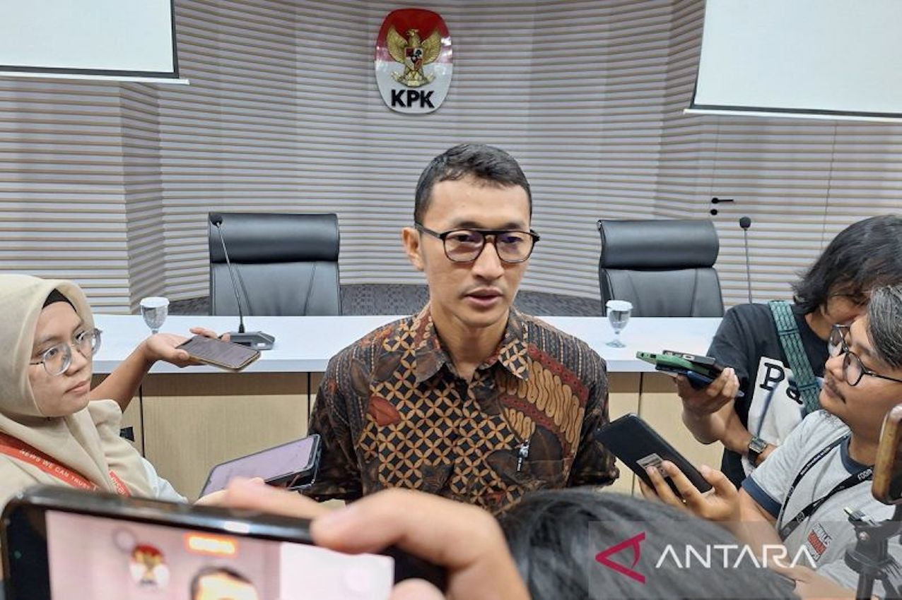 Juru bicara KPK Budi Prasetyo memberikan keterangan kepada wartawan