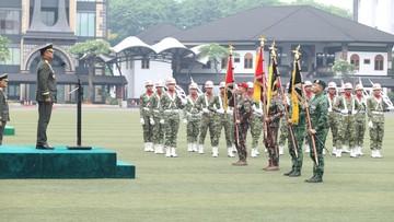 KSAD Jenderal TNI Tandyo Budi memimpin upacara penganugerahan Samkaryanugraha kepada empat satuan TNI AD