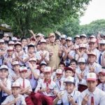 Siswa sekolah dasar dan menengah pertama memakai seragam sekolah