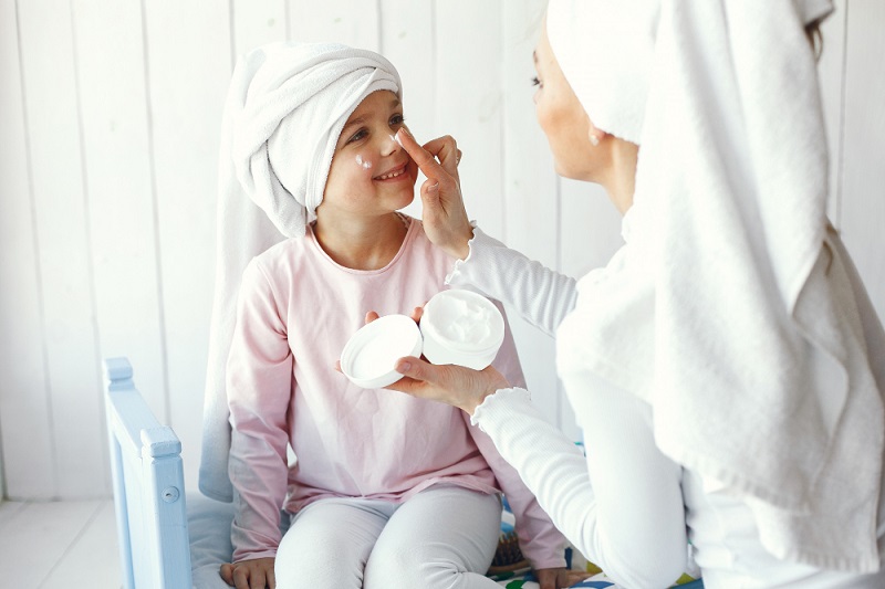 Kulit Anak Sensitif: Mulai Perawatannya dari Cara Memandikan yang Benar