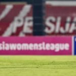 Suasana stadion sepak bola yang dipenuhi suporter saat pertandingan liga Indonesia