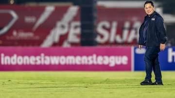 Suasana stadion sepak bola yang dipenuhi suporter saat pertandingan liga Indonesia