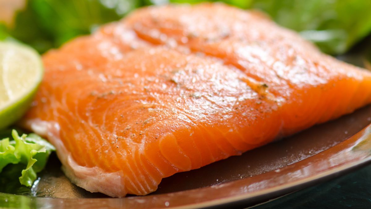 Ilustrasi potongan salmon di atas talenan dengan latar dapur