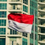 Bendera merah putih Indonesia berkibar di depan sebuah gedung