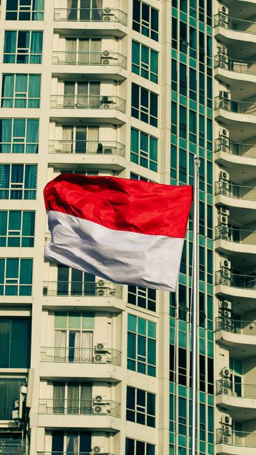 Bendera merah putih Indonesia berkibar di depan sebuah gedung