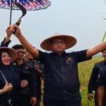 Ketua Harian DPP Partai Ummat Heikal Safar bersama petani saat panen raya di Sukamulya