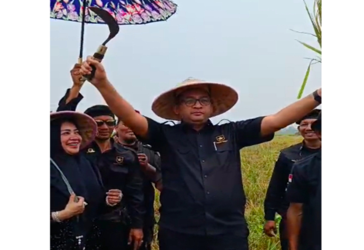 Ketua Harian DPP Partai Ummat Heikal Safar bersama petani saat panen raya di Sukamulya