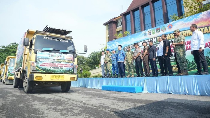 Polda Riau mendistribusikan plang peringatan di lahan eks karhutla