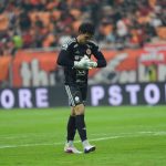 Kiper Persija Jakarta Nadeo Argawinata dalam seragam penjaga gawang saat pertandingan