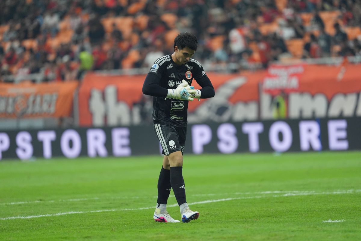 Kiper Persija Jakarta Nadeo Argawinata dalam seragam penjaga gawang saat pertandingan