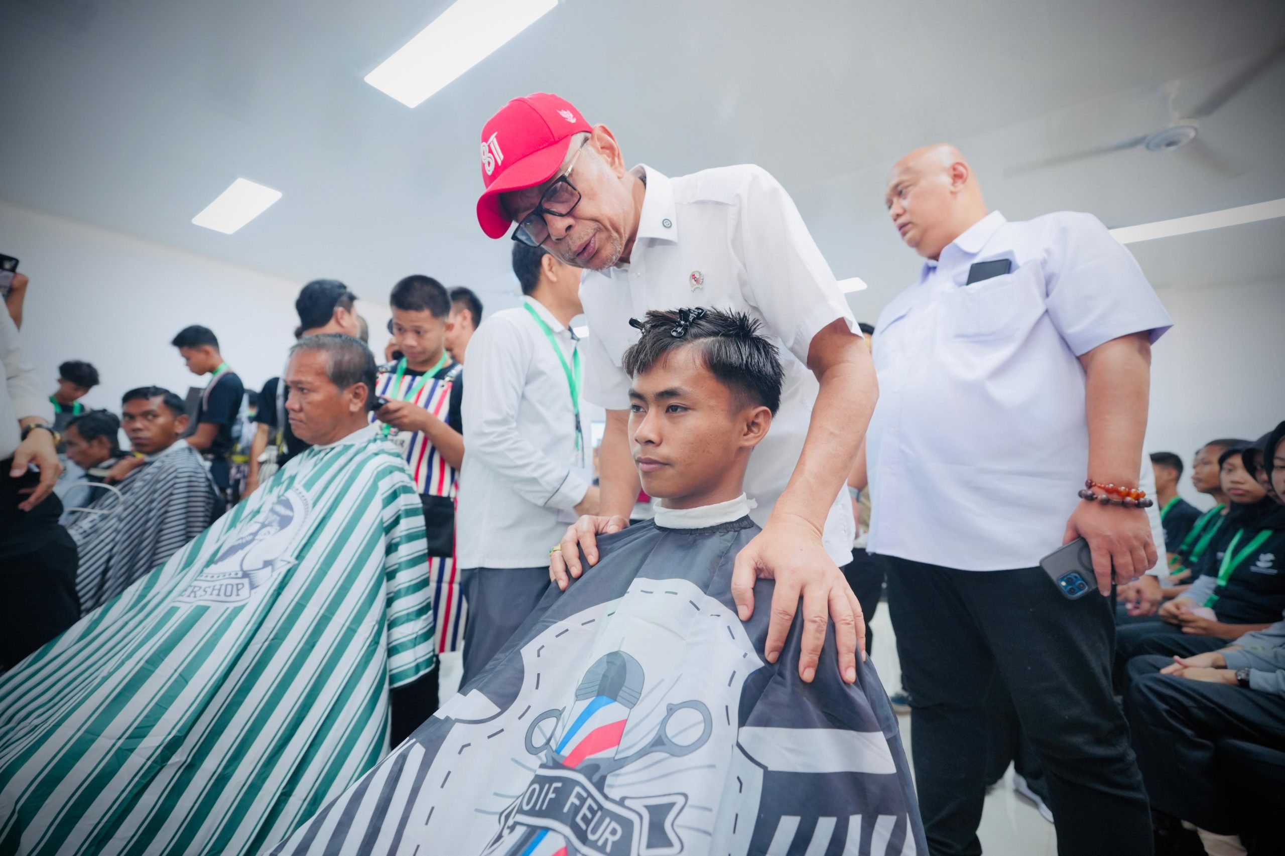 Wamensos Agus Jabo Priyono meninjau pelatihan vokasi siswa Sekolah Rakyat di Makassar
