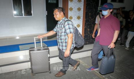 Penyidik KPK membawa koper barang bukti usai penggeledahan di Kudus