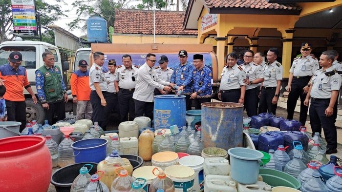 Warga Cilacap mengantre air bersih gratis dari tangki bantuan saat kekeringan