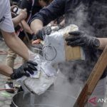 Petugas kepolisian memusnahkan barang bukti narkotika