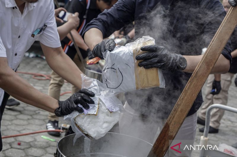 Petugas kepolisian memusnahkan barang bukti narkotika