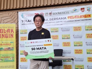 Tenaga medis memeriksa mata pasien dalam program operasi katarak gratis di Rembang