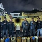 Truk pengangkut bahan bakar di jalan