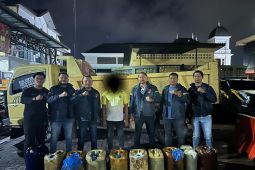 Truk pengangkut bahan bakar di jalan