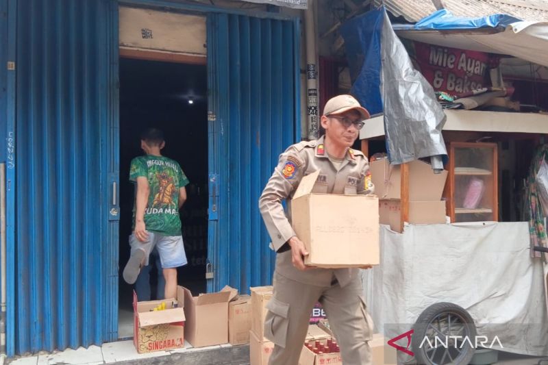 Ratusan Botol Miras Disita dalam Razia di Kampung Melayu Jakarta Timur